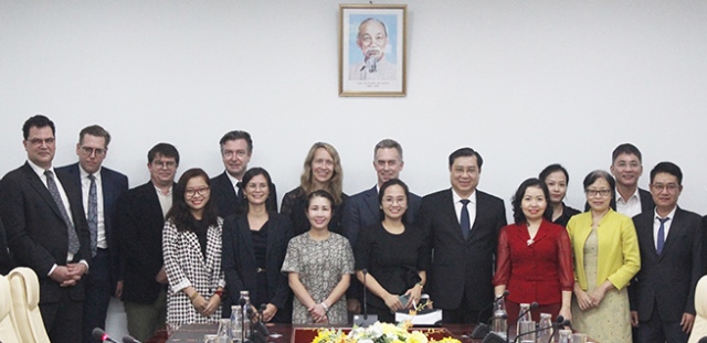 Chủ tịch UBND thành phố Huỳnh Đức Thơ (thứ 4, hàng trên, từ phải qua) chụp hình lưu niệm cùng AmCham Việt Nam và đại diện một số sở, ngành sau khi kết thúc buổi làm việc