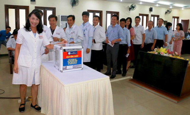 Bệnh viện Trung ương Huế tổ chức khám, tặng quà và phát thuốc miễn phí cho hơn 3.000 người dân vùng lũ lụt