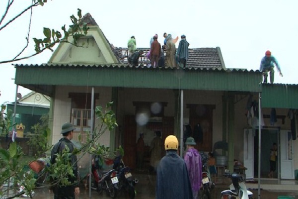 Hàng chục ngôi nhà tại xã ven biển Thịnh Lộc (huyện Lộc Hà, Hà Tĩnh) bị tốc mái, hư hỏng nặng