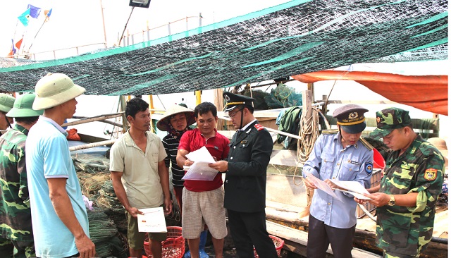 Lực lượng chức năng phát tờ rơi, tuyên truyền cho ngư dân về bảo vệ thủy sản.