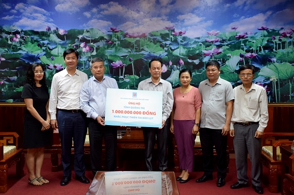 Lãnh đạo Tập đoàn Dầu khí Quốc gia Việt Nam trao quà ủng hộ đồng bào lũ lụt tỉnh Quảng Trị