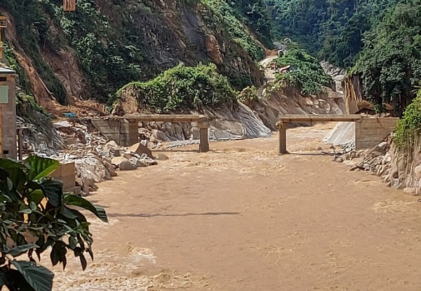 Cầu cống tại Phước Sơn bị lũ cuốn trôi