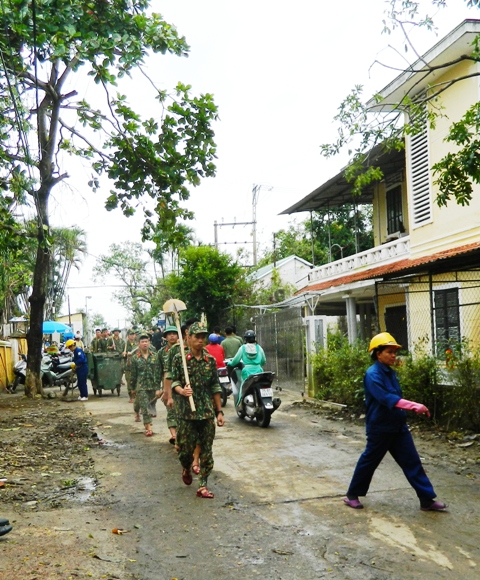 Lực lượng quân đội tham gia tổng vệ sinh tại Cồn Hến