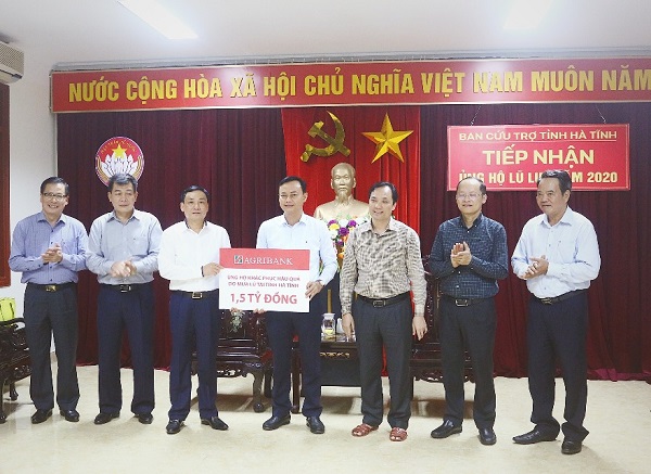 Thay mặt Agribank, Thành viên Hội đồng thành viên Hồ Văn Sơn trao 1,5 tỷ đồng Agribank ủng hộ nhân dân Hà Tĩnh khắc phục hậu quả sau đợt mưa lũ vừa qua.