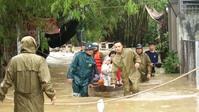 Lực lượng công an đưa dân ra khỏi vùng ngập lụt