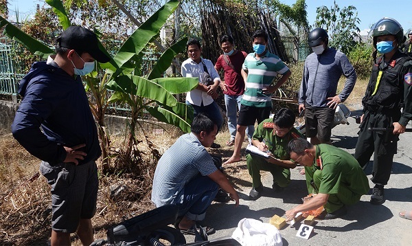 An Giang: Bắt quả tang một nhóm đối tượng vận chuyển 51 kg kim loại màu vàng