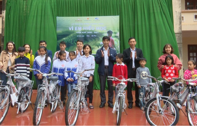đoàn Công nghiệp - Viễn thông Quân đội Viettel trao 50 xe đạp cho học sinh nghèo ở Thanh Hóa