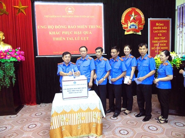 VKSND tỉnh Tuyên Quang chia sẻ khó khăn với đồng bào lũ lụt