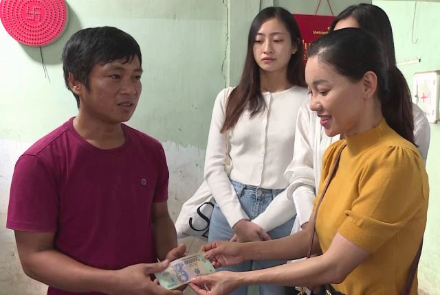 Bà Phạm Kim Dung – TGĐ công ty Sen Vàng, phó BTC hoa hậu Việt Nam trao hỗ trợ cho hộ gia đình có nhà bị thiệt hại do bão số 9.