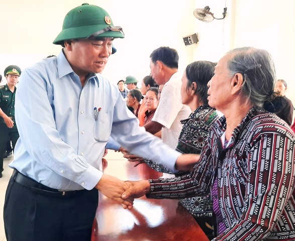 Thủ tướng Chính phủ Nguyễn Xuân Phúc thăm hỏi, tặng quà người dân xã Tam Quang bị thiệt hại do bão số 9.