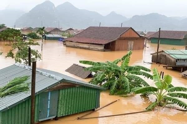 Lũ lụt tại miền Trung đã khiến cho nhiều ngôi nhà bị ngập sâu trong nước