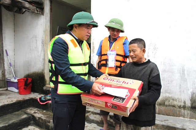 Thứ trưởng Lê Quang Hùng trao một số suất quà đến người dân xóm 1 - xã Châu Nhân.