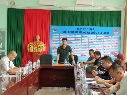 Ông Chu Anh Tú, Chủ tịch CLB Hải Nam Vĩnh Phúc phát biểu tại cuộc họp kỹ thuật.