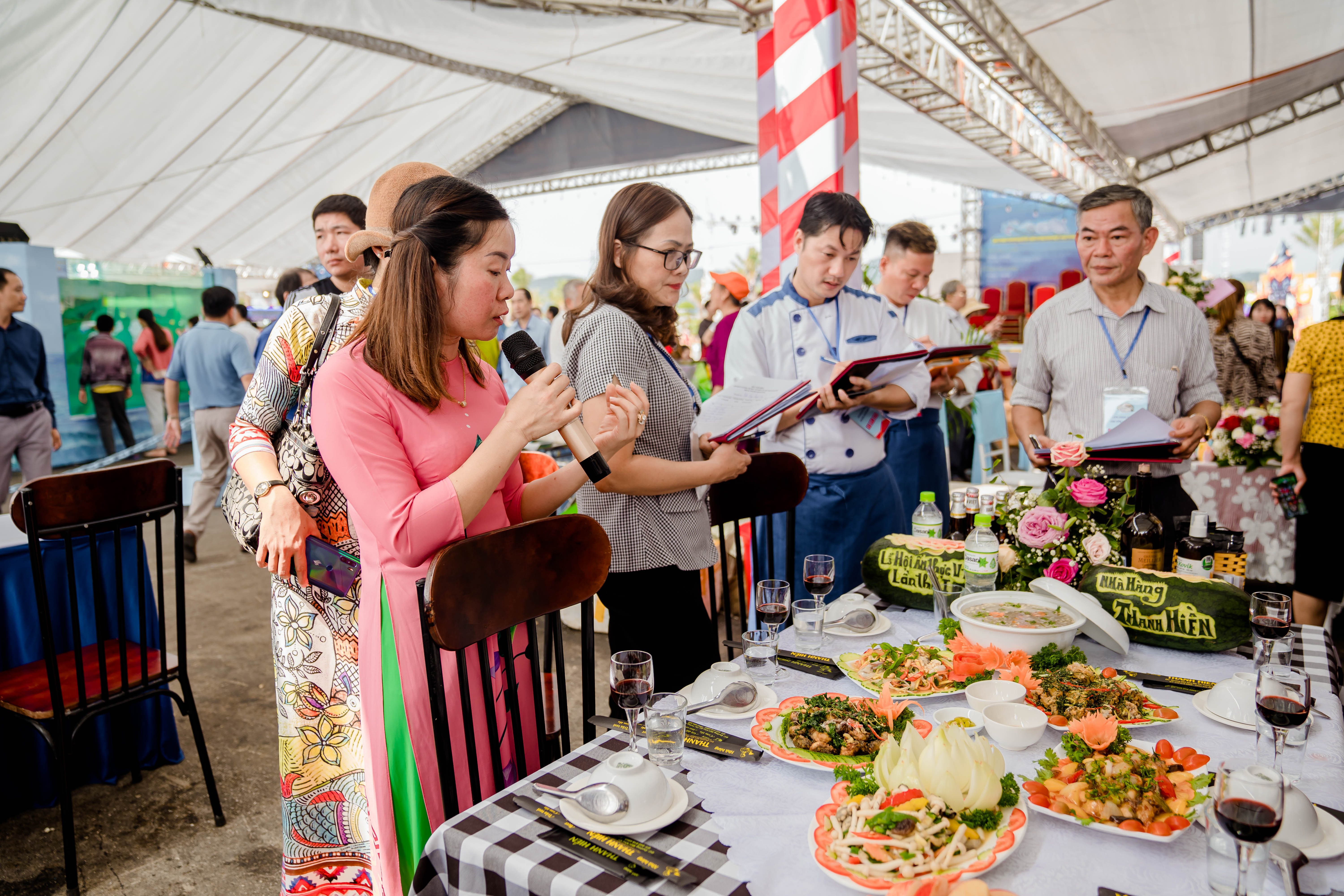 Nhà hàng Thanh Hiền (địa chỉ Đường Mới KĐT Thống Nhất, khu 2 TT Cái Rồng, Vân Đồn) nhận giải A trong nội dung trưng bày các món ăn đặc sản địa phương.