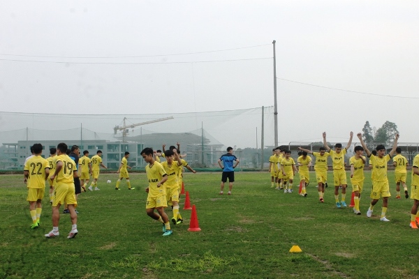 Các cầu thủ CLB Hải Nam Vĩnh Phúc tập luyện cho ngày mai thi đấu