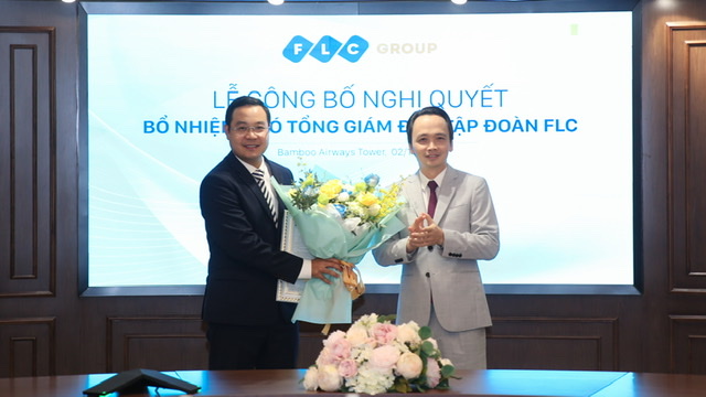 Chủ tịch Tập đoàn FLC Trịnh Văn Quyết tặng hoa chúc mừng Tân Phó Tổng giám đốc
