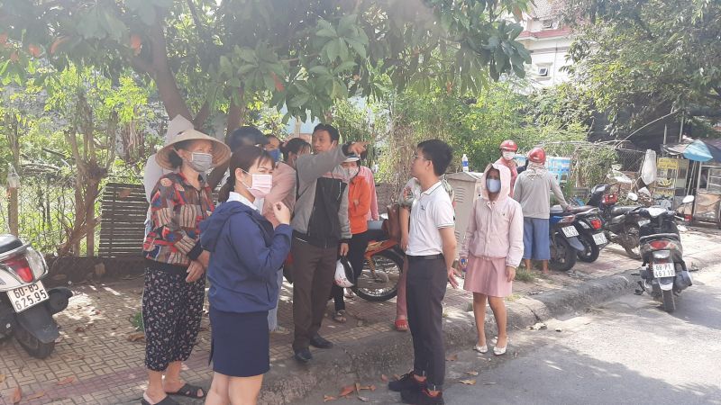 Nhiều phụ huynh của trường tiểu học Trần Thị Bưởi quận 9, TP.HCM đứng quanh trường, bàn luận về bữa ăn bán trú ở trường