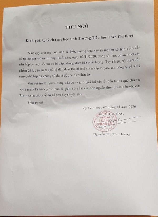Trường Tiểu học Trần Thị Bưởi, quận 9, TP.HCM đã cho dán công khai thư ngỏ, xin lỗi quý vị phụ huynh về sự cố rau củ bị dập trong ngày 2/11