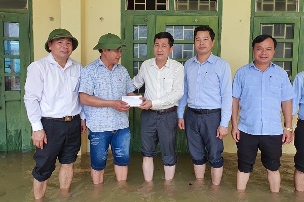 Ngành giáo dục Nghệ An trao quà hỗ trợ Trường Tiểu học Long Thành (huyện Yên Thành) bị ngập sâu trong mưa lũ