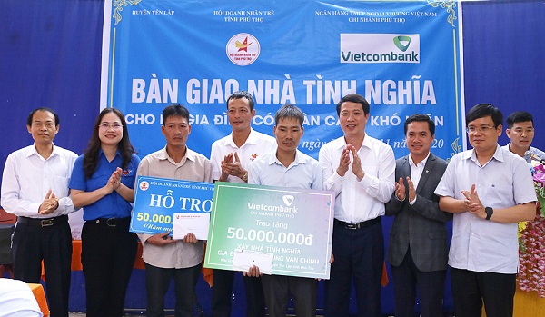 Phú Thọ: Bàn giao nhà tình nghĩa cho các gia đình có hoàn cảnh khó khăn