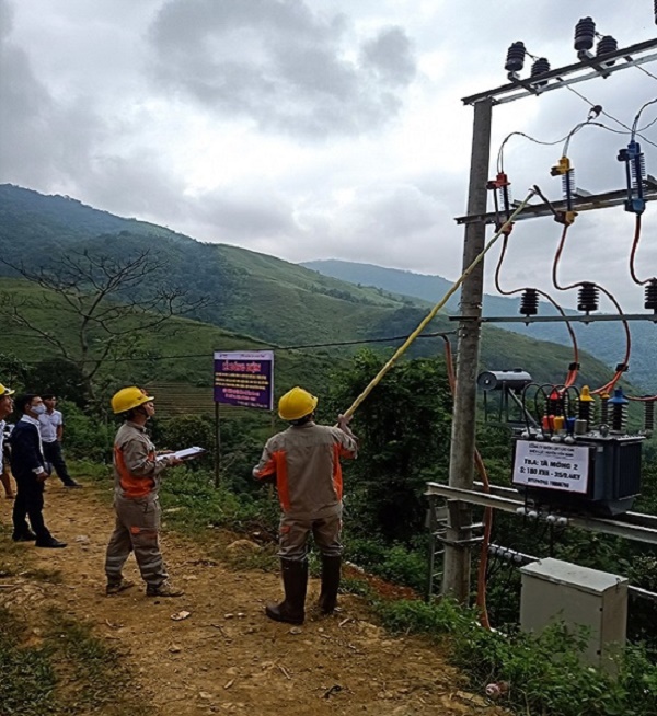 Điện lực Văn Bàn đóng điện TBA Tà Moòng - công trình đưa điện về các thôn bản chưa có điện lưới quốc gia đồng thời nâng cao chất lượng điện áp giảm tổn thất điện năng