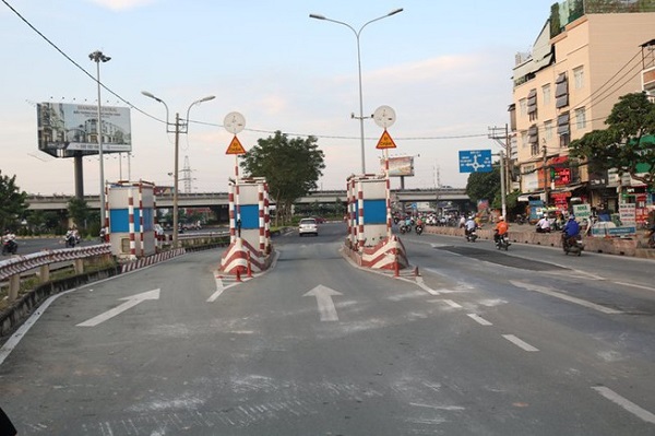 Trạm thu phí cầu Bình Triệu đang trong quá trình tháo dỡ sau năm năm bỏ hoang do dừng thu phí.