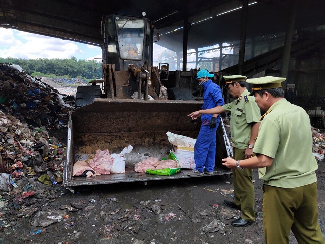 Bình Phước: Phát hiện 75kg thịt lợn bốc mùi hôi thối tại Chợ Đồng Xoài