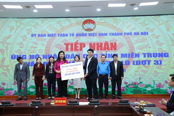 Ông Trịnh Quang Minh - Chủ tịch Công đoàn Tổng công ty trao 300 triệu đồng cho Ủy ban MTTQ Thành phố Hà Nội ủng hộ Quỹ vì người nghèo
