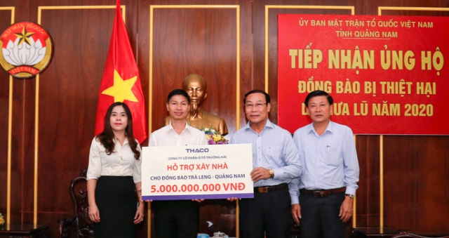 THACO hỗ trợ tiền xây 30 căn nhà cho người dân xã Trà Leng.