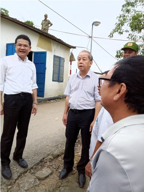 Chủ tịch UBND TP Huế Hoàng Hải Minh (đầu tiên bên trái) và Chủ tịch UBND tỉnh TT Huế Phan Ngọc Thọ đang nhìn Trường tiểu học Phú Lưu bị sập đổ trong bão số 5 vừa rồi