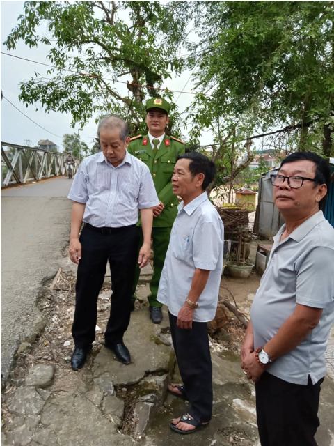 Ông Phan Ngọc Thọ- Chủ tịch UBND tỉnh đang lắng nghe kiến nghị của người dân Cồn Hến