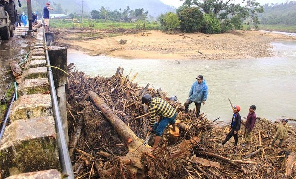Chính quyền xã Sơn Bua đã phối hợp cùng lực lượng chức năng tiến hành trục vớt số gỗ này để khai thông dòng chảy.