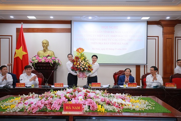 Bà Đỗ Nguyệt Ánh – Thành viên HĐTV, Tổng giám đốc EVNNPC tặng hoa chúc mừng tân Chủ tịch UBND tỉnh Hà Nam ông Trương Quốc Huy