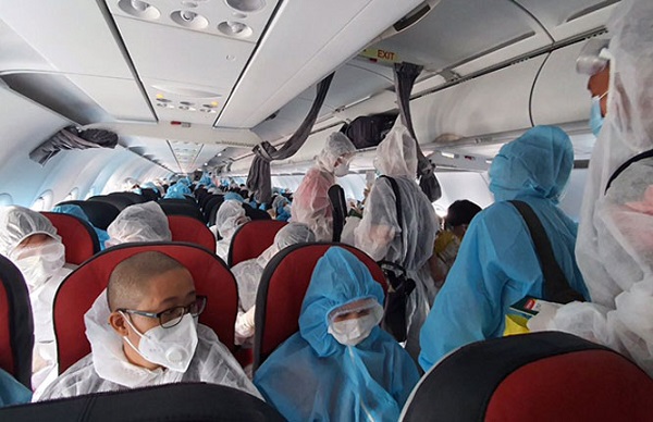 Đưa gần 290 công dân Việt Nam từ Malaysia về nước an toàn