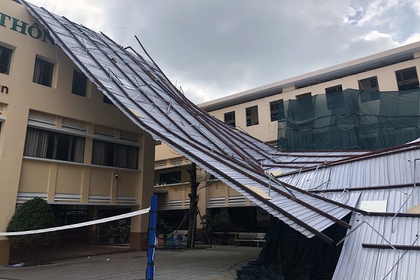Dãy nhà B của trường THPT Bình Phú hư hỏng nặng vì dông lốc tối 31/10.