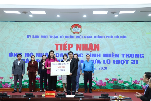 Ông Hồ Mạnh Tuấn - Thành viên Hội đồng thành viên trao 1 tỷ đồng ủng hộ cho nhân dân các tỉnh miền Trung