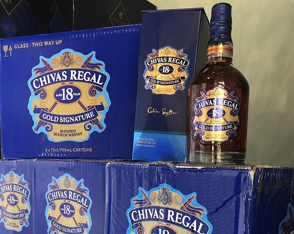 Lực lượng Hải quan Quảng trị vừa bắt giữ 102 chai rượu Chivas nhập lậu