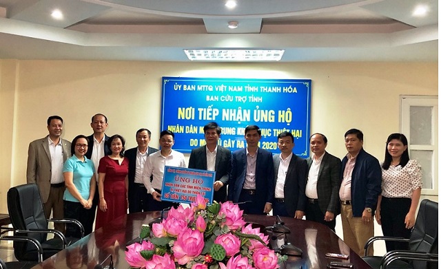 Cán bộ, nhân dân, Hội doanh nghiệp và Trường THCS Ba Đình (thị xã Bỉm Sơn) trao 880 triệu đồng ủng hộ đồng bào các tỉnh miền Trung.