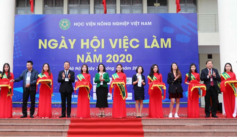 Sự kiện Ngày hội việc làm năm 2020 thu hút sự tham gia của hơn 50 doanh nghiệp mang đến 3652 cơ hội việc làm cho sinh viên