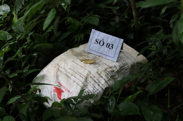 Những chiếc bao tải chứa đầy ma túy mà nhóm đối tượng bỏ lại trong rừng.