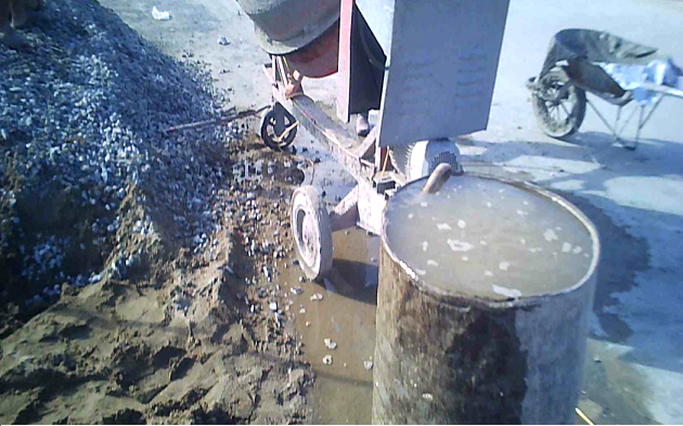 Dùng cát đen và nước bẩn lấy từ dưới mương lên trộn bê tông
