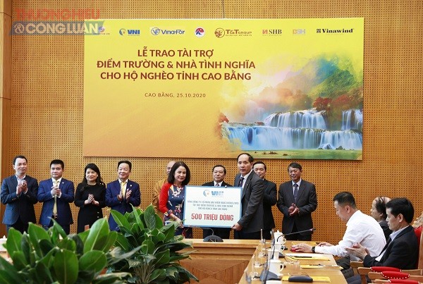 Đại diện VNI, bà Lê Thị Hà Thanh – Chủ tịch HĐQT ủng hộ 500 triệu đồng chia sẻ khó khăn với các hộ nghèo tỉnh Cao Bằng
