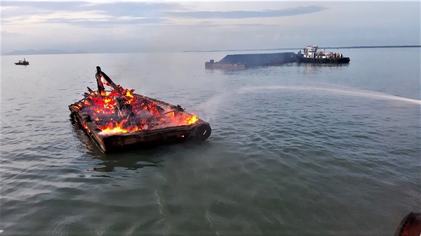 Bộ đội biên phòng TP cứu nạn cứu hộ một phương tiện tàu thuỷ bị cháy trên sông Lòng Tàu (huyện Cần Giờ)