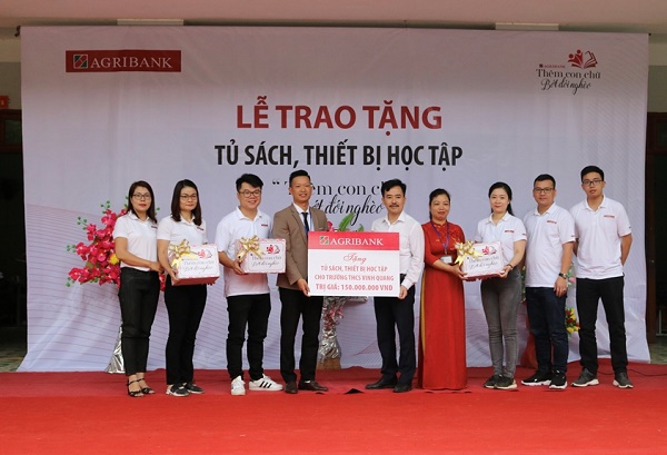 Trao tặng tủ sách, thiết bị học tập “Thêm con chữ, bớt đói nghèo” cho Trường THCS Vinh Quang (huyện Hoàng Su Phì, tỉnh Hà Giang).