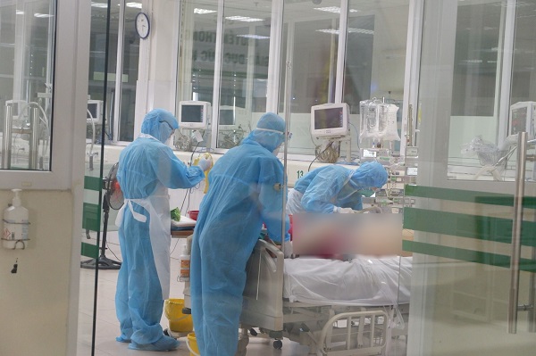 Nhân viên y tế chăm sóc bệnh nhân nhiễm Covid-19