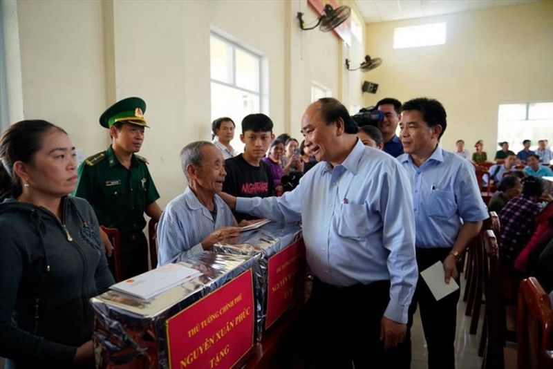 Thủ tướng động viên bà con xã Tam Quang, huyện Núi Thành, Quảng Nam đoàn kết, giúp đỡ, hỗ trợ nhau vượt qua khó khăn sau thiên tai (Ảnh VGP)