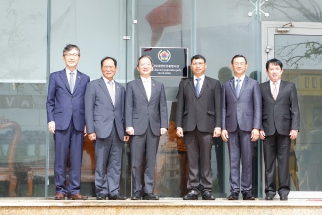 Phó Chủ tịch UBND thành phố Đà Nẵng Hồ Kỳ Minh tham dự lễ kéo bảng tên tại trụ sở, khai trương Tổng lãnh sự quán Hàn Quốc tại Đà Nẵng