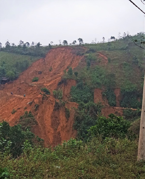 Quảng Trị: Xuất hiện nhiều vết nứt nẻ, sụt lún trên các quả núi vừa sạt lở