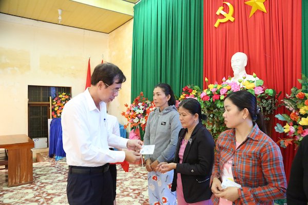 Phó Tổng Giám đốc Đào Việt Ánh trao thẻ BHYT cho bà con tại buổi lễ