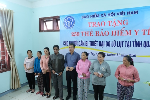 BHXH Việt Nam tặng thẻ BHYT cho người dân tại tỉnh Quảng Trị